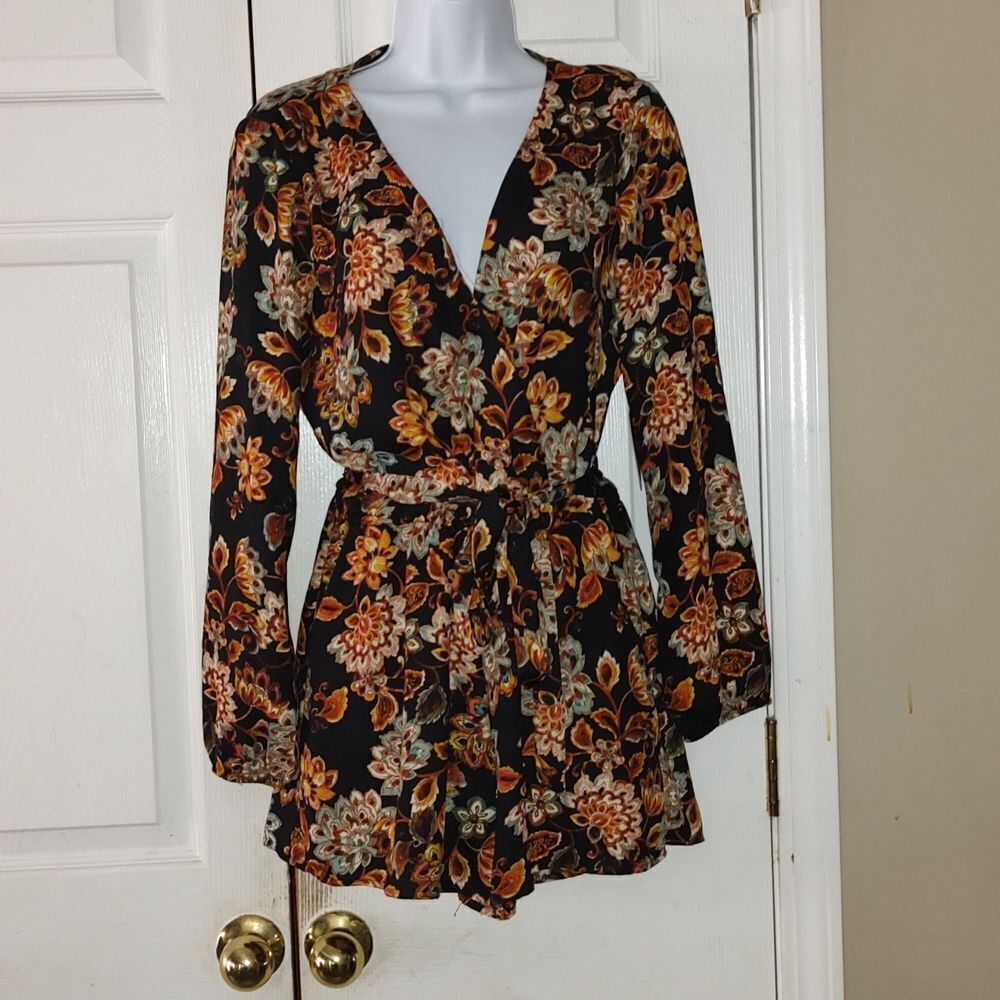 BeBop Floral Short Romper Jumpsuit V Neck Long sleeve Sz M NWT